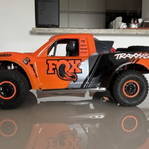 Traxxas UDR 1/7 6S - Cheia de Upgrades